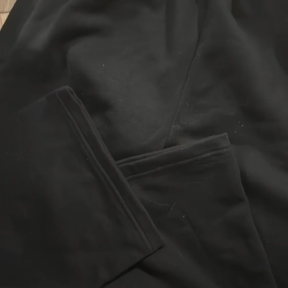 Alo Yoga Accolade Sweatpants Straight Leg in black - Picture 11 of 11